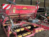 une photo d'une machine agricole dans une grange