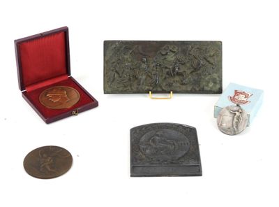 une petite collection de pièces de monnaie et d'autres objets posés sur une surface blanche
