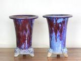 deux vases posés sur une table en bois