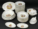beaucoup d'assiettes, de tasses et de soucoupes sur la table