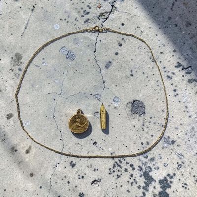 une photo montrant un collier et une balle par terre