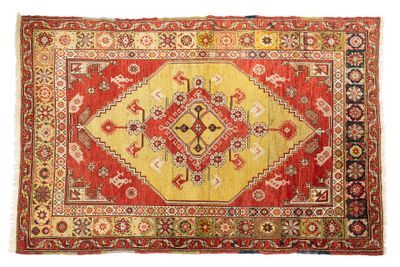 un tapis rouge et jaune sur fond blanc
