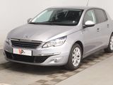La petite voiture argentée est garée sur le parking.