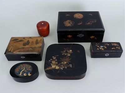 de nombreux types de boîtes décoratives sur la table