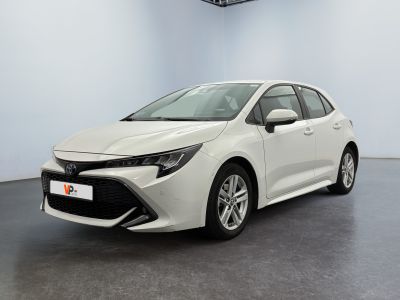 une Toyota Corolla blanche garée dans une pièce blanche