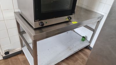 un micro-ondes posé sur une table dans une cuisine