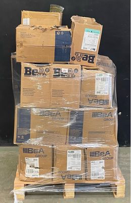 une pile de cartons posée sur une palette