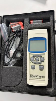 une télécommande rangée dans un étui