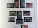 la photo d'un livre sur lequel sont apposés des timbres