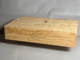 une boîte en bois ornée d'une étiquette de vin, posée sur une table