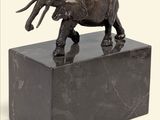 statue d'un éléphant debout sur un bloc de marbre, sur fond blanc