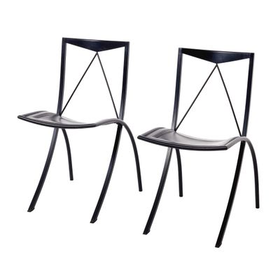 une paire de chaises de salle à manger en métal noir avec des assises en cuir noir