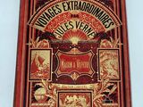 un vieux livre à la couverture rouge et aux lettres dorées