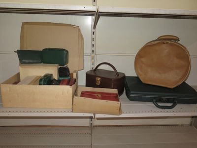 de nombreuses valises et sacs posés sur une étagère dans un placard