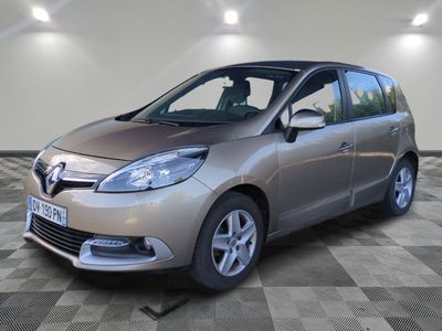 la voiture argentée est garée sur un sol en damier dans le garage