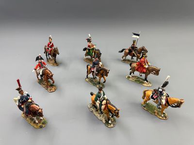 plusieurs figurines représentant des soldats à cheval tenant des drapeaux
