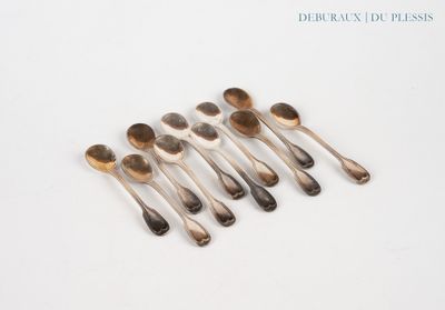 Plusieurs cuillères sont disposées en rangée sur une surface blanche