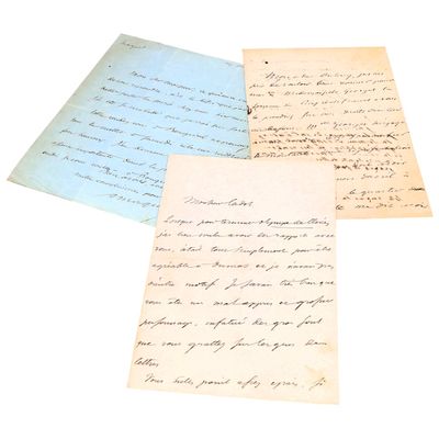 trois vieilles lettres sont posées les unes sur les autres sur une surface blanche