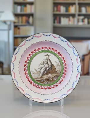 une assiette sur laquelle est représenté un homme