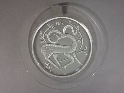 une plaque de verre sur laquelle repose une pièce d'argent