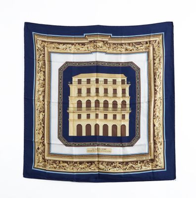 un gros plan d'un foulard carré sur lequel figure l'image d'un bâtiment