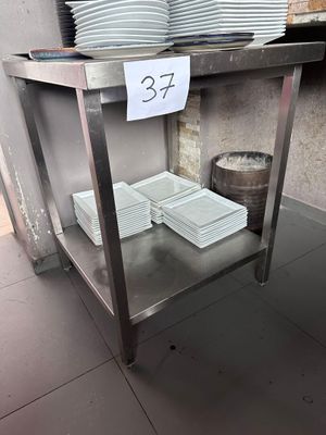 une table sur laquelle sont posées des assiettes, chacune portant un numéro