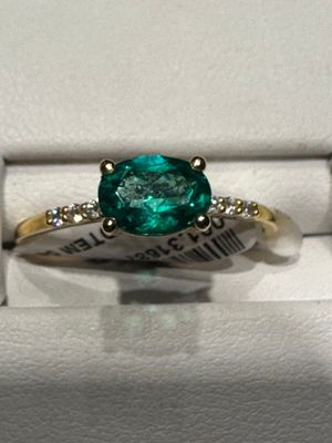 Gros plan sur une bague ornée d'une pierre verte