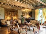 une grande pièce avec beaucoup de meubles et un lustre