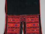 une photo d'un sac noir et rouge avec des bordures orange