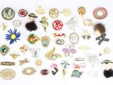 de nombreux types de broches différents sur un fond blanc