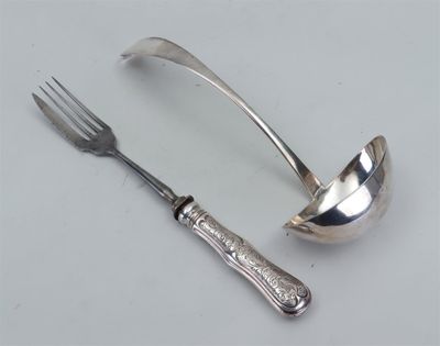 une cuillère et une fourchette en argent posées l'une à côté de l'autre sur une table
