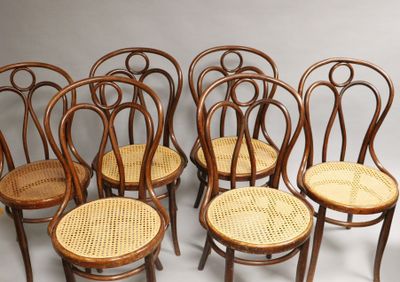 HOFMANN. Suite de six chaises en bois courbé, les assises ca…