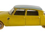 petite voiture jaune sur fond blanc, avec un fond blanc