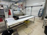 une photo d'une chambre d'hôpital avec un lit à l'intérieur