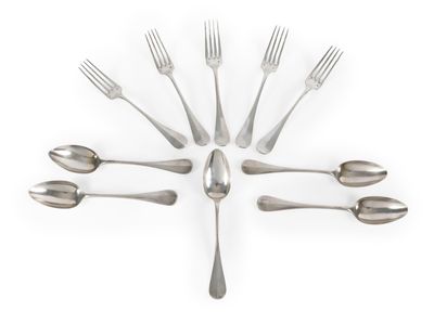 six fourchettes et cuillères disposées en cercle sur une surface blanche