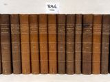 six vieux livres sont alignés sur une surface blanche
