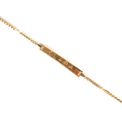 gros plan d'un bracelet en or avec une chaîne sur fond blanc