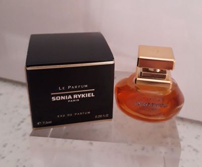 une photo d'un flacon de parfum posé sur un comptoir