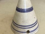un vase blanc et bleu posé sur une table, sur fond blanc