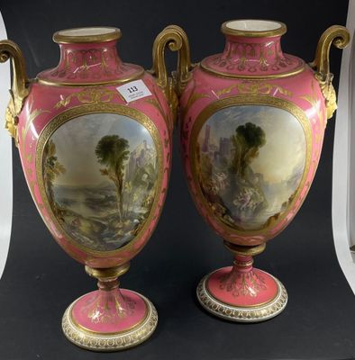 une paire de vases roses et dorés ornés d'une peinture représentant un paysage