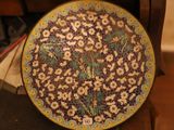 une assiette décorative ornée de fleurs, posée sur une table