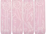 quatre skateboards roses ornés de dessins blancs sont alignés sur un fond blanc