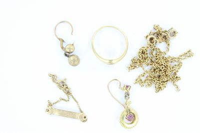 trois paires de boucles d'oreilles en or et un bracelet à chaîne en or