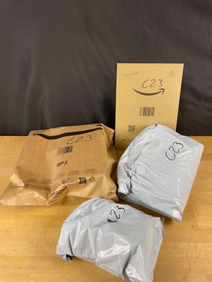 trois sacs de nourriture posés sur une table en bois