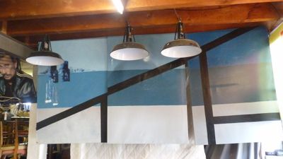 trois lampes suspendues au plafond au-dessus d'un lit