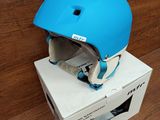 une image représentant un casque bleu posé sur une boîte en carton