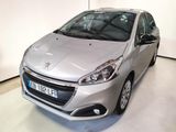 La petite voiture argentée est garée dans une pièce blanche.