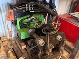 une photo d'un moteur vert et noir posé sur une palette