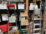 beaucoup de cartons et d'échelles dans une pièce