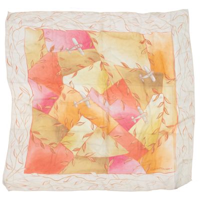 un gros plan d'un foulard carré sur fond blanc